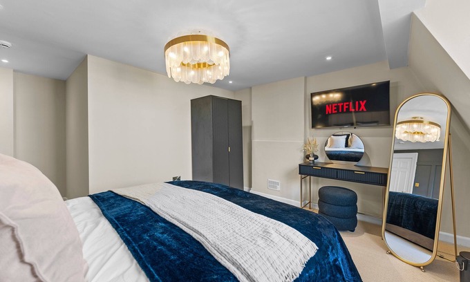 Bath City Centre Apartment | The Bridgeton - Luxury In Central Bath - Sleeps 20