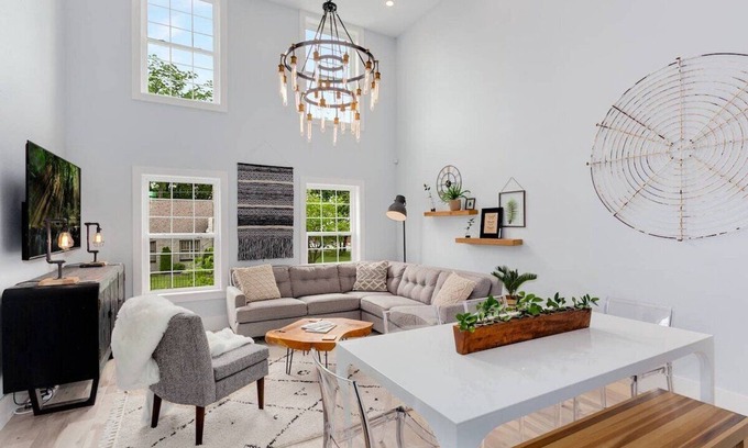 Downtown House | The Brownstone - 1 Block to Downtown Bentonville