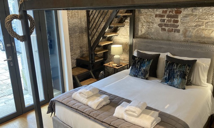 Plymouth Apartment | The Bruce @ RWY Studio - sleeps 4 guests in 1 bedroom