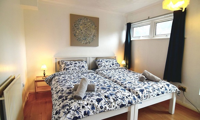 The Westside House | The Brum Home - Garden, BBQ. 2 double bedrooms + Big lounge/Quadruple bedroom