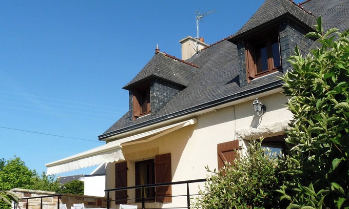 Morgat House | The Bruyères, Morgat. House for 9 people, 6 adults, 3 children and a baby.