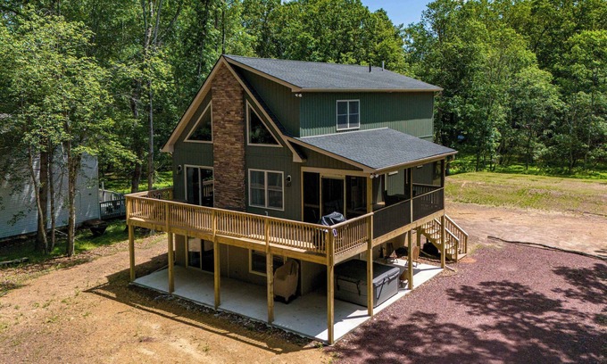 Albrightsville House | The Buckhorn Chalet | Hot Tub | Arcades | 6 Bedroom | Fire Place
