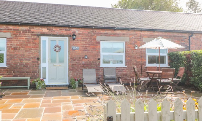 Hollington Cottage | THE BYRE, pet friendly, with a garden in Hollington, Derbyshire
