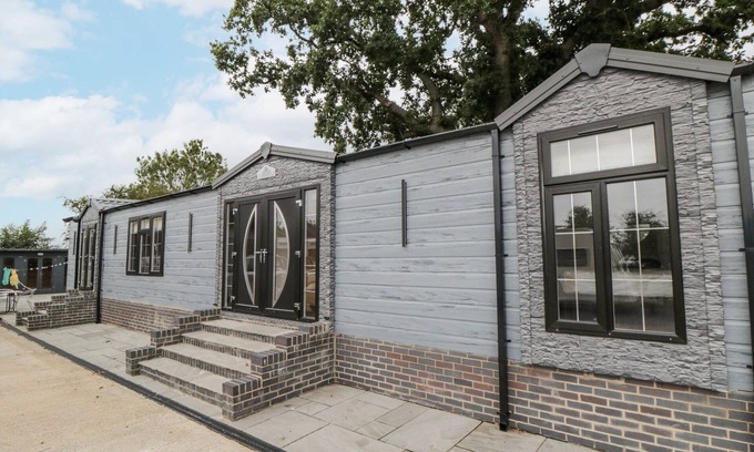 Malton Cottage | THE CABIN, pet friendly, with hot tub in Thornton Dale
