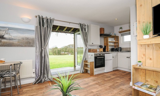 Saint Gennys Cottage | THE CABIN, romantic, with a garden in Wainhouse Corner