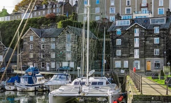 Borth-y-Gest Cottage | The Captain's Penthouse