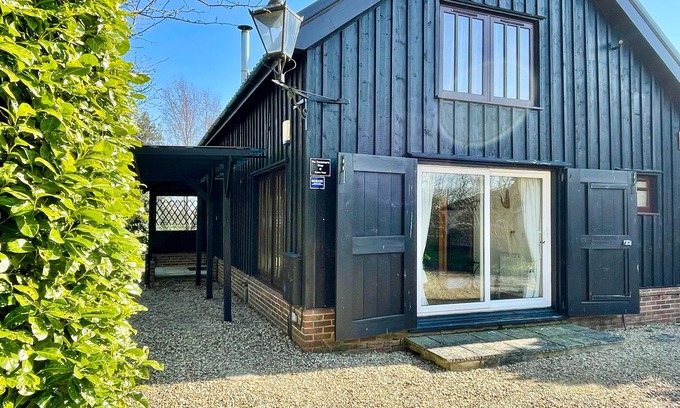 Woodbridge Cottage | THE CARPENTER'S SHOP, DALLINGHOO, pet friendly in Woodbridge