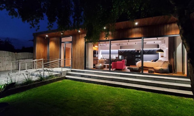 Christchurch Apartment | The Cedarwoods - luxury for up to 5 and your woof!