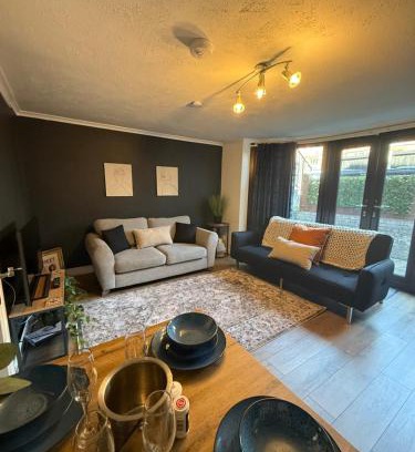 Worcester Apartment | The Chapel - Worcester City - FREE Parking, WI-FI, Toiletries - TVs in rooms - Stocked kitchen - Entire Apart - Self Check-In - Outside Space