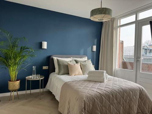 The Hague Center Apartment | The Charming chic Garden View Den Aprt R2