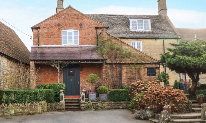 Stretton on Fosse Cottage | THE CHEESE ROOM, pet friendly, with a garden in Stretton-On-Fosse