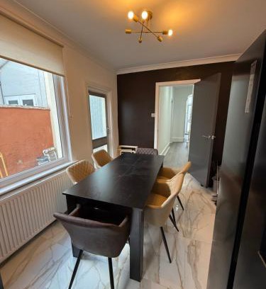 Northampton House | The Clare Court 6BR Luxury Retreat - Sleeps 14 - Free Parking and Complimentary Access to Billing Aquadrome Holiday Village for Swimming - 2 nights minimum