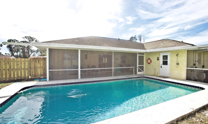 North Port House | The Classic Floridian Oasis; Close to SW Beaches, Huge Lanai & Heated Pool"