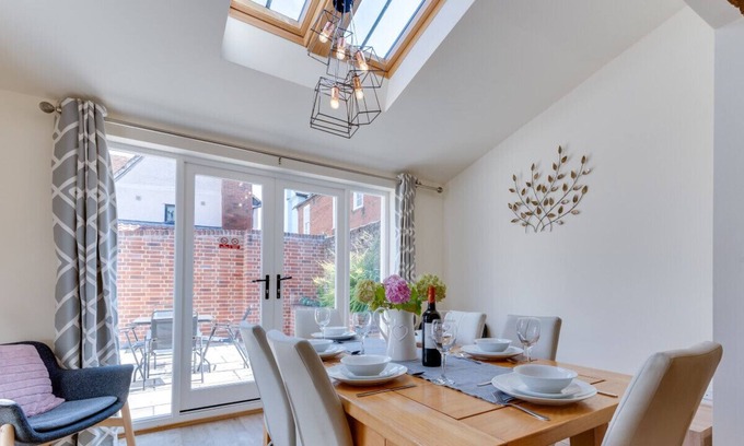 Hadleigh House | The Coach House - Three Bedroom House, Sleeps 6