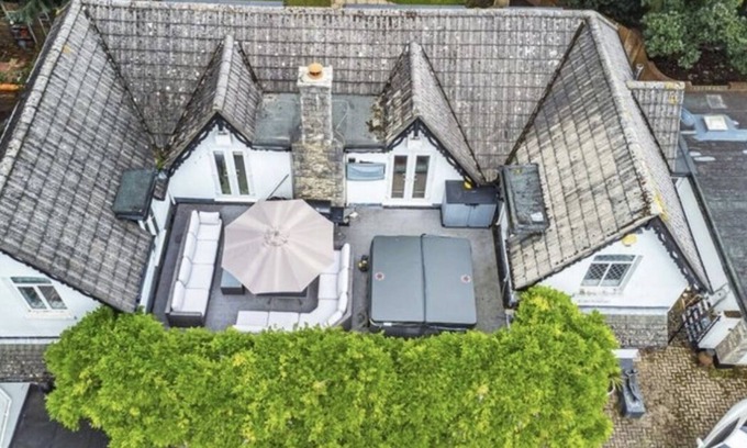 Boscombe House | The Coach House with private hot tub and sauna