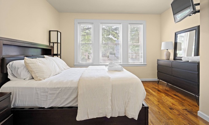 Ampere Apartment | "The Commuter's Dream: Apartment close to NYC"