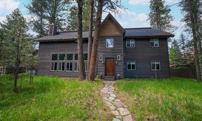 McCall Cabin | The Conifer Lodge - Rustic & Grand! SLEEPS 35, PET FRIENDLY, 4 DIFFERENT WINGS.