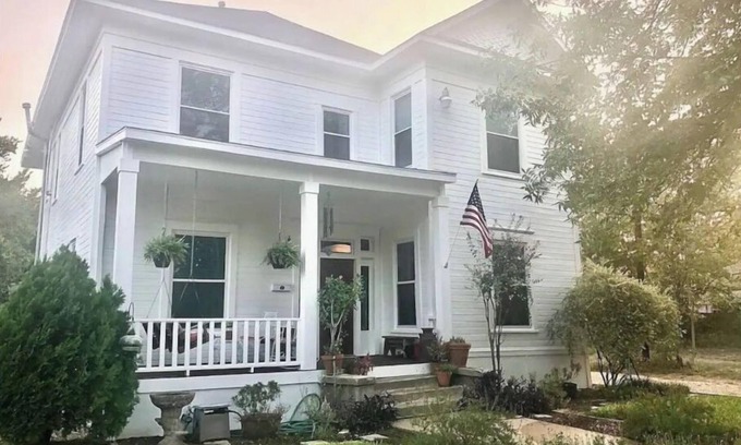 Brazos House | The Conner House-Walk to Magnolia!