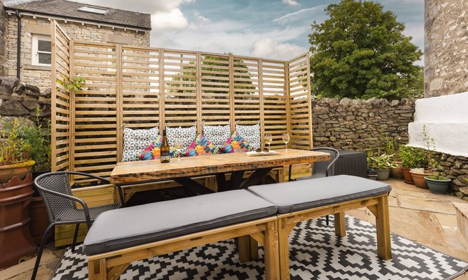 Lindale House | The Coronation Family Cottage - Hot Tub