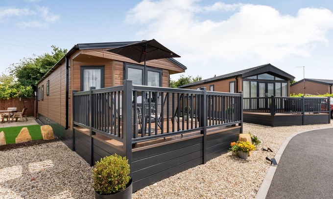 Evesham Cottage | THE COTSWOLD HOLIDAY LODGE, family friendly, with a garden in Evesham