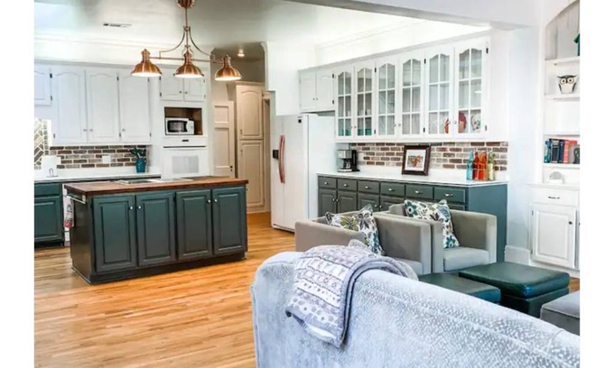 Macon House | The Cottage: Sleeps 10, Charming and Spacious!