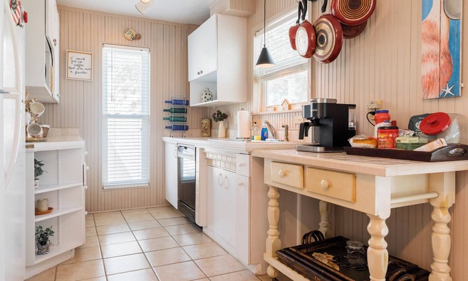 Sailhouse Apartment | The Crab Resort with a pier, tennis court and pool. Pet friendly!