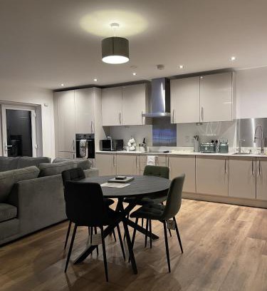 Harlow Apartment | The Crimsons, Edinburgh way Harlow