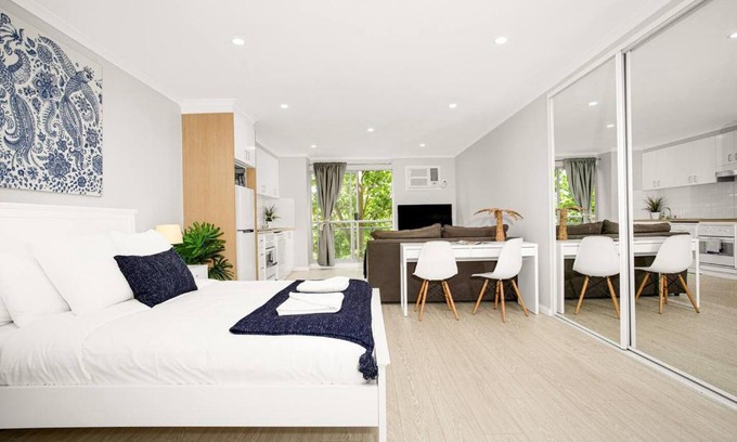Crows Nest Apartment | 'The Crows Nest' Spacious Studio with Balcony