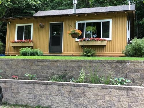 Frankfort House | The Crystalaire Cabin - Charming And Relaxing!