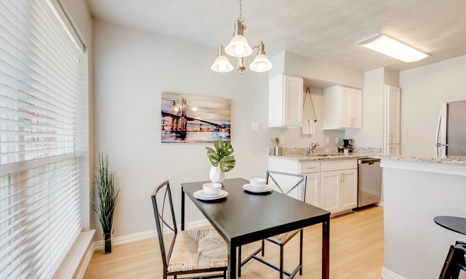 Old East Dallas Apartment | The Dallas Vibe ARBORETUM TICKETS INCLUDED