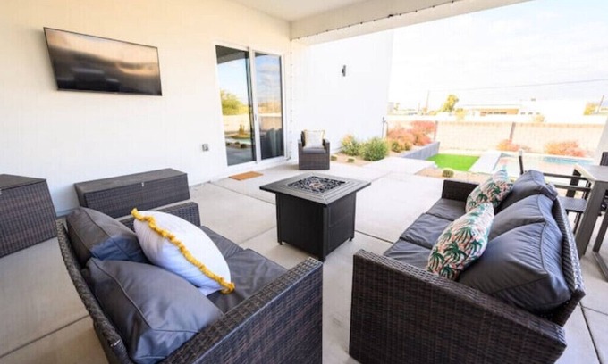 South Mountain Acres House | The Desert Escape w/heated pooln