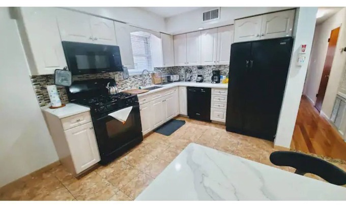 Jamaica Estates Apartment | The Devonshire /LVL2: LUX Xcape; subway@600 steps!