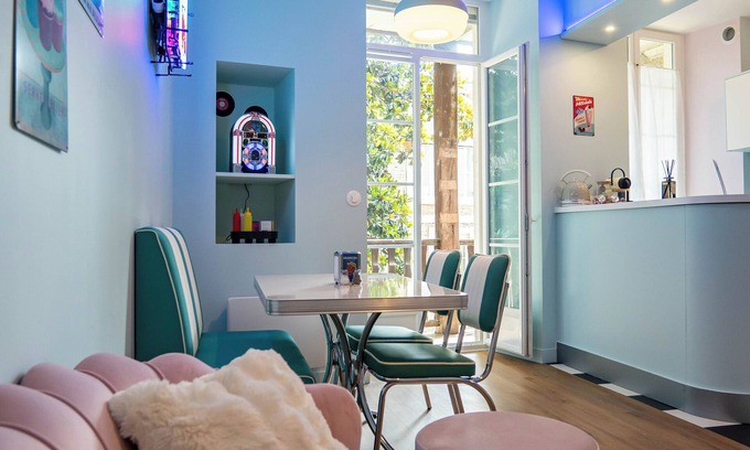 Centre Ville Apartment | The Diner Room