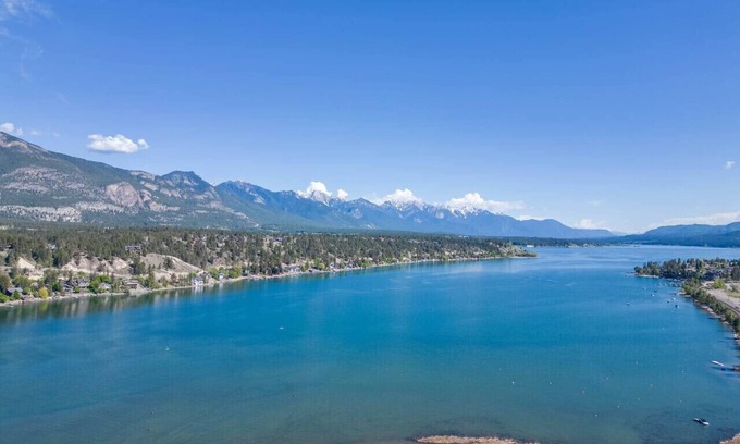 East Kootenay Apartment | The Dragonfly | Pool/Hot Tub | Lake Access | Kayak