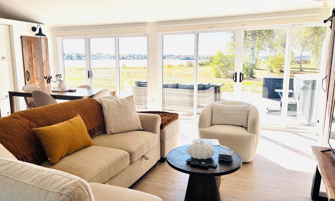 The Bluff Cottage | ✨ “The Dream” – Waterfront Cottage w/Hot Tub & Sunset Views - near Parlee Beach