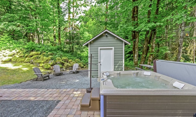 Packwood Cabin | The Drizzly Grizzly | Hot Tub | 4 Bed, 3 Bath