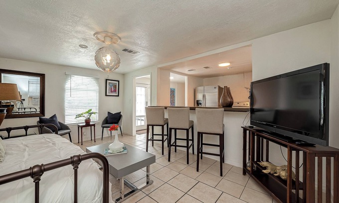 Garden Oaks Apartment | The Du—Charming 1 BR Bungalow in Garden Oaks