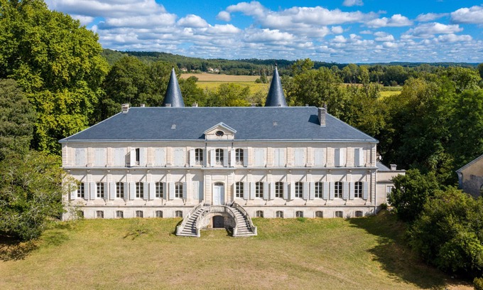 Mayac House | The East Wing – Historic Elegance and Modern Comfort at Château de Mayac with Shared Pool