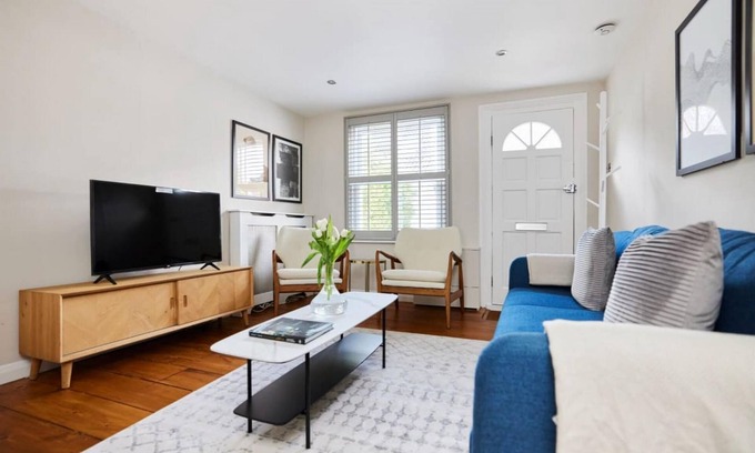 Weybridge House | The Elmbridge Getaway - Glamorous 2bdr With Garden