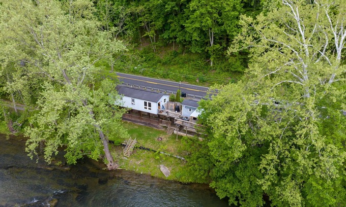 Pence Springs House | The Eloise - Stylish 3BR, 2 Bath Cottage on Greenbrier River, WV incl. AC, WiFi