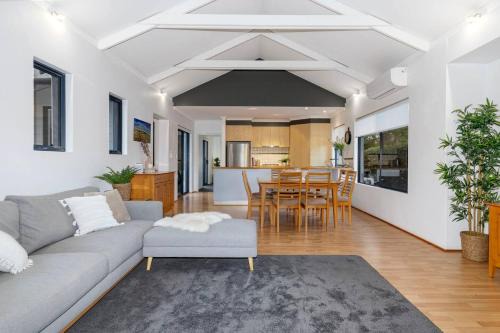 Dunsborough House | The Enclave - A Family Alfresco Retreat