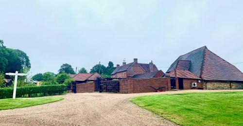 Cowbeech Villa | The Estate - 11 Bed - Sleeps 22 - Private Garden