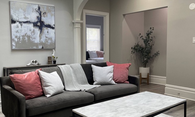 Downtown Niagara Falls Apartment | The Falls House - Unique Modern 4 bedrooms/Loft