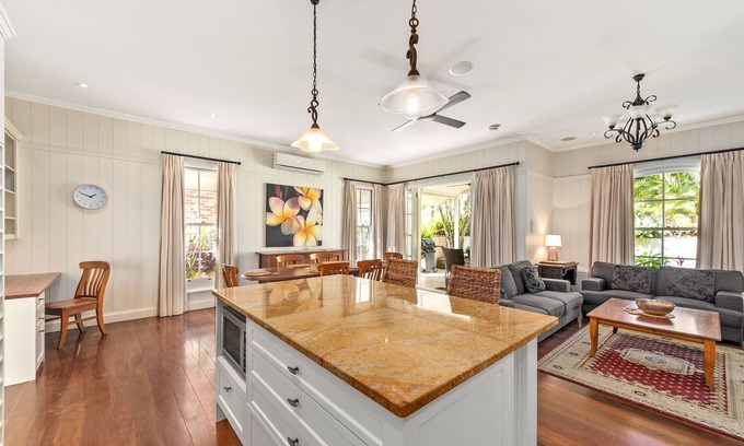 Wooloowin House | The Family Getaway ~ 3 Bed/2 Bath/1Car ~ Wooloowin