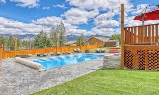 East Kootenay House | The Family Getaway: Relaxation with Pool & Hot Tub