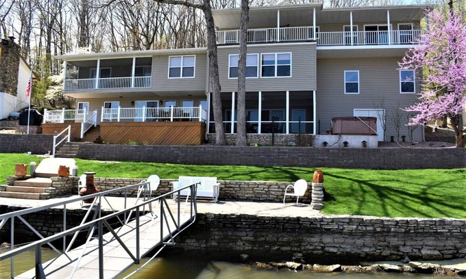 Camdenton House | The Family Jewel at the Lake