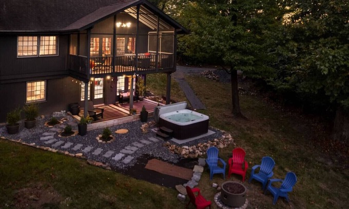 Front Royal Cabin | The Far View Retreat | Private Cabin w/Hot Tub, Screened Porch, Games, & More