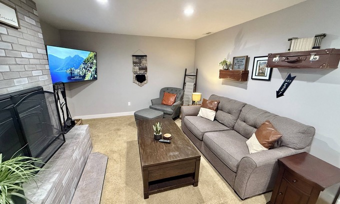 Tigard House | The Fireside Suite - Cozy - 2BR Home, Pet-Friendly