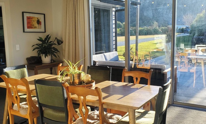Albert Town House | The Fitchew Inn: A beautiful, spacious family holiday home. Pet friendly.