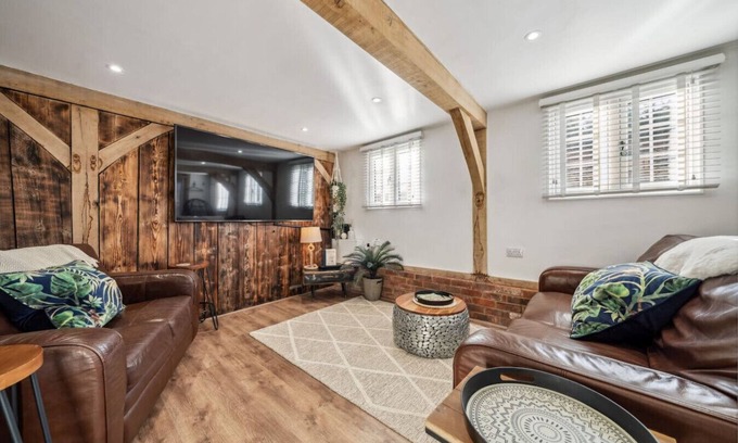 New Forest District Apartment | The Forge Barn with Hot Tub